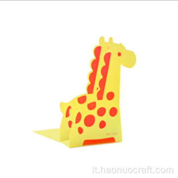 Studente di personalità creativa su fermalibri in ferro regalo giraffe